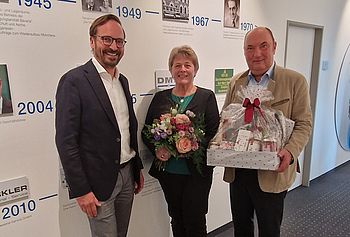45 Jahre Wackler: Renate Moser mit Vorstand Peter Blenke und Markus Mayr