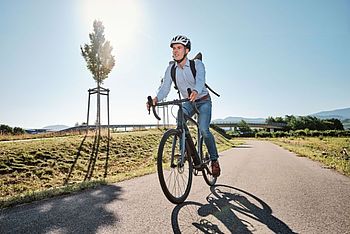 Fahrradfahrer im Sonnenschein