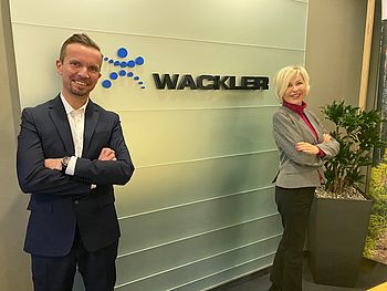 Marc Schwencke und Birgit Ullrich in sicherem „Corona-Abstand“ Marc Schwencke und Birgit Ullrich vor dem Wackler Logo