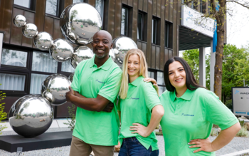 Green Clean Team Drei Green Clean Mitarbeiter*innen vor der Wackler Zentrale