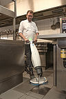 Mann reinigt Küchenboden mit iMop