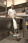 Die iMop Reinigungsmaschine ist vielseitig einsetzbar. ©️KENTER GmbH Mann reinigt Küchenboden mit iMop