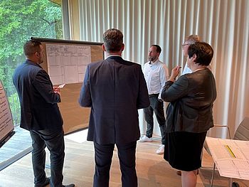 Teamwork Teilnehmer des Workshops bei der Gruppenarbeit