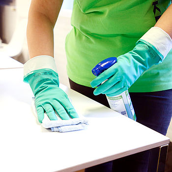 Geschulter Wackler GREEN CLEAN® Reinigungsservice Mitarbeiter verwendet energieeffiziente Reinigungsgeräte und umweltfreundliche Reinigungsmethoden