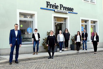 Wackler Mitarbeiter vor NL Marienberg Wackler Mitarbeiter stolz vor der neuen Niederlassung Marienberg