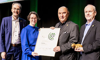 v. l. n. r.: Martin Oldeland, stellvertretender Vorsitzender von B.A.U.M., Yvonne Zwick, Vorsitzende von B.A.U.M., Peter Blenke, Vorstand/CEO der Wackler Holding SE, Dieter Brübach, stellvertretender Vorsitzender von B.A.U.M. bei der feierlichen Überreichung des B.A.U.M. Umwelt- und Nachhaltigkeitspreises in der Stadthalle Gütersloh.