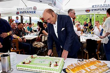 Wackler Vorstand / CEO Peter Blenke eröffnet das Buffet mit der Eistorte