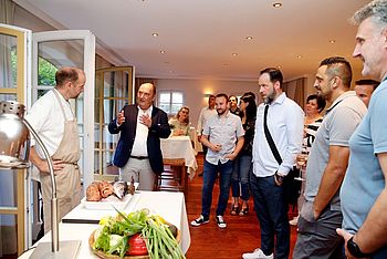 gemeinsames Abendessen Der Koch erklärt der Gruppe die Zubereitung des Abendessens