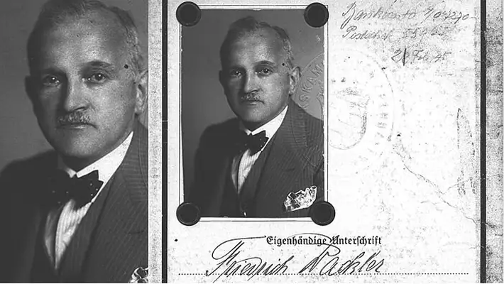 Schwarz-Weiß-Bild eines Jungen im Anzug mit Krawatte, historische Aufnahme.