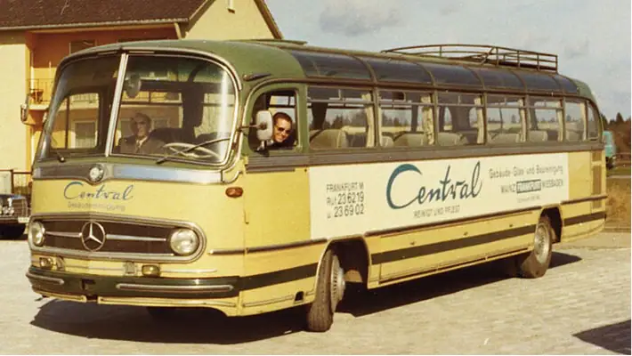 Alter Mercedes-Benz Bus mit Wackler Service Group Logo.