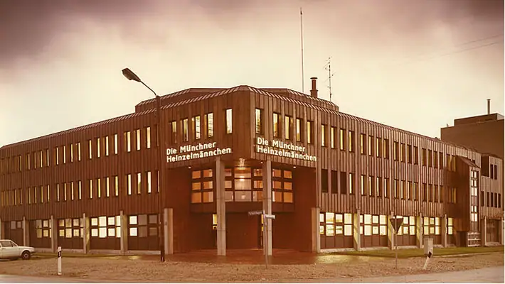 Modernes Bürogebäude mit Fokus auf Gebäudereinigung und Facility Management.
