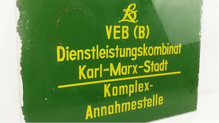 Hinweisschild für Gebäudedienstleistungen in Karl-Marx-Stadt.