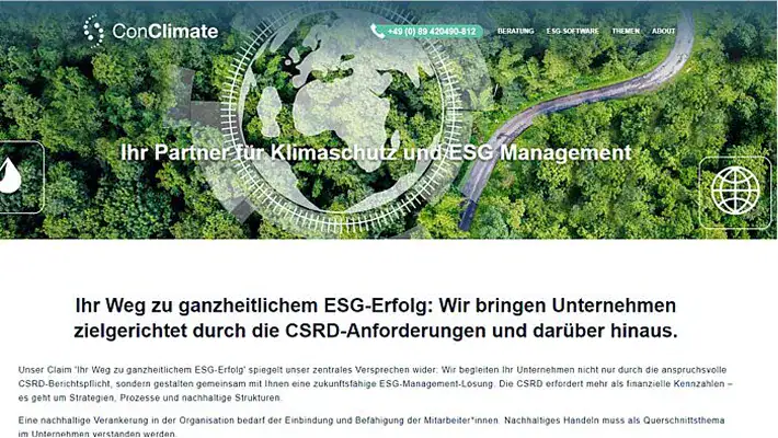 Übersicht eines grünen, nachhaltigen Gebäudekomplexes mit Bäumen und Wegen.