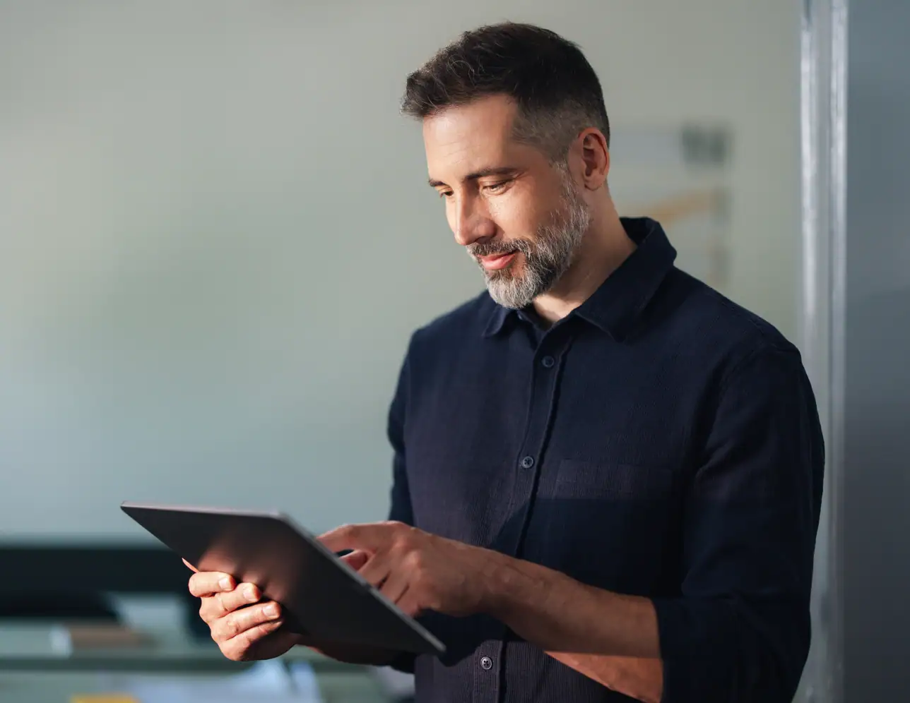 Geschäftsmann mit Tablet bei Gebäudereinigung und Facility Management.