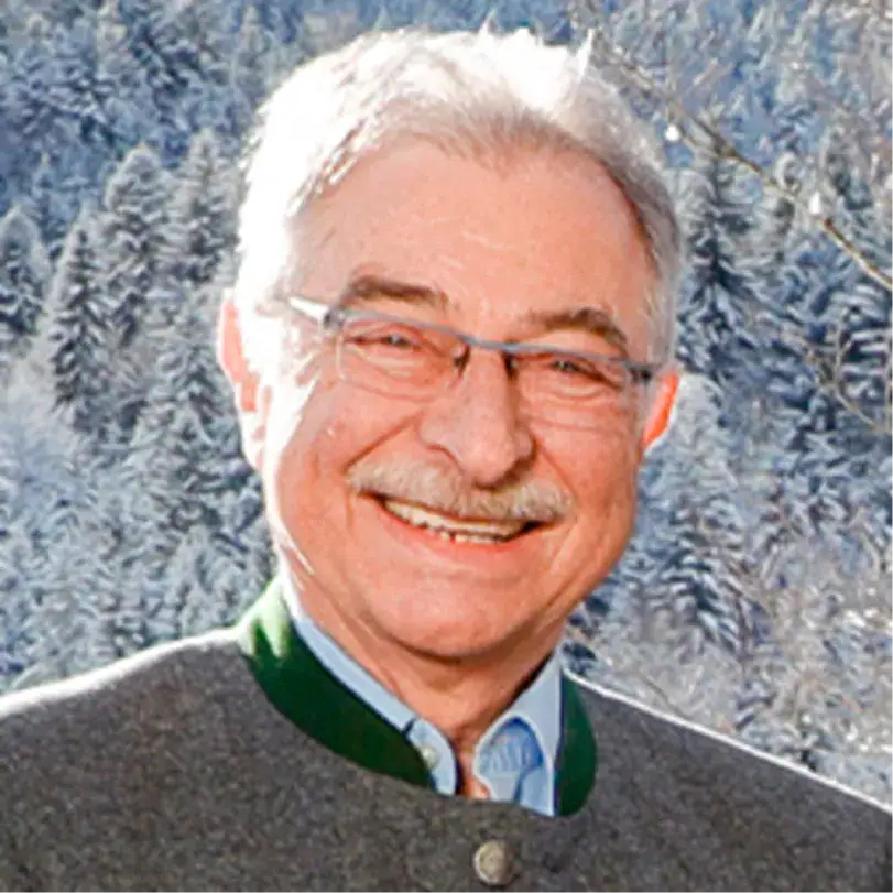 Porträt von Markus Mayr vor verschneiter Winterkulisse.