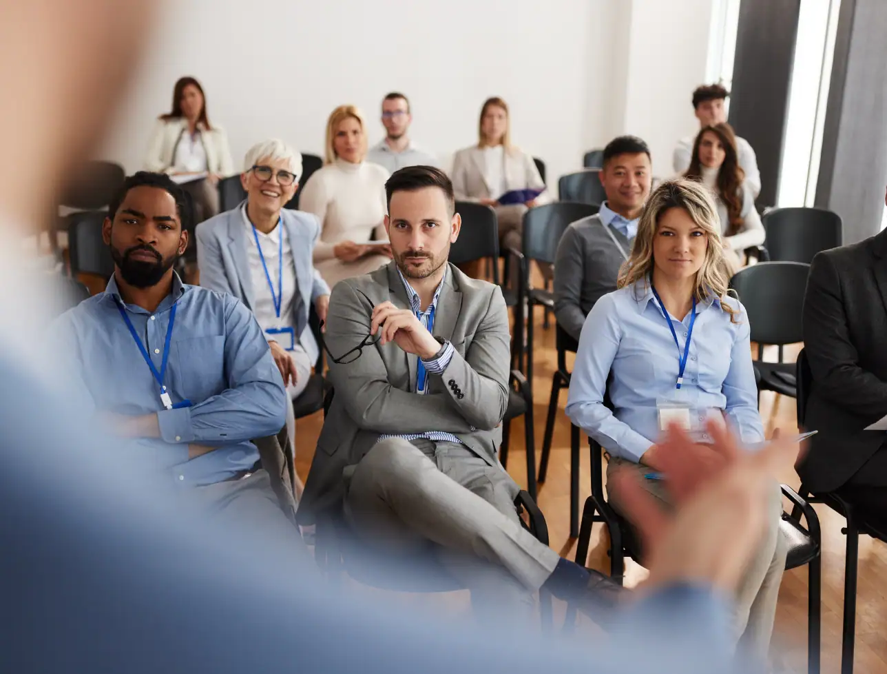 Geschäftsleute bei einer Besprechung im Konferenzraum.