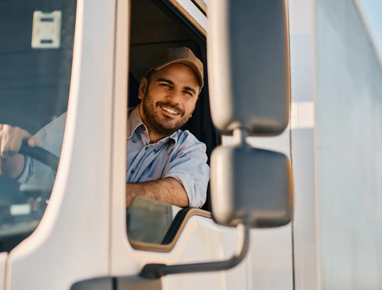 Lächelnder Fahrer im LKW-Fahrerkabine, Gebäudedienstleistungen im Fokus.