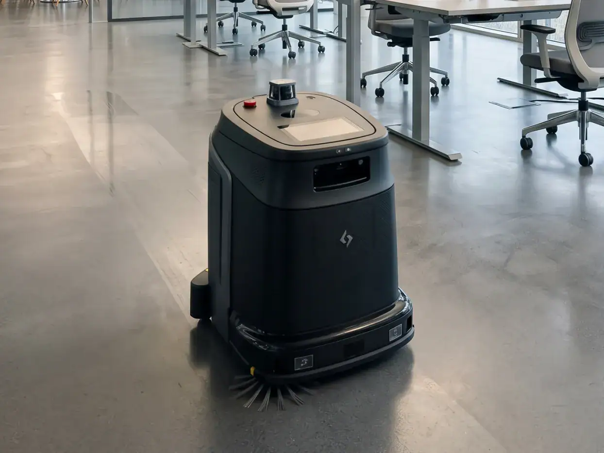 Autonomer Reinigungsroboter in moderner Bürofläche.