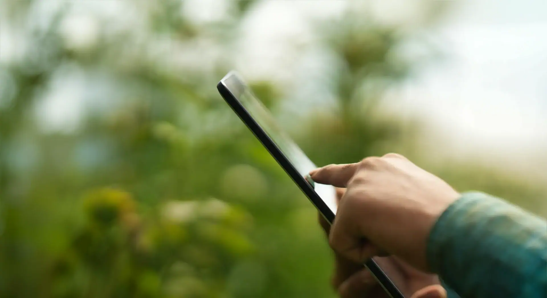 Person nutzt Tablet für Gebäudereinigung und Facility Management.
