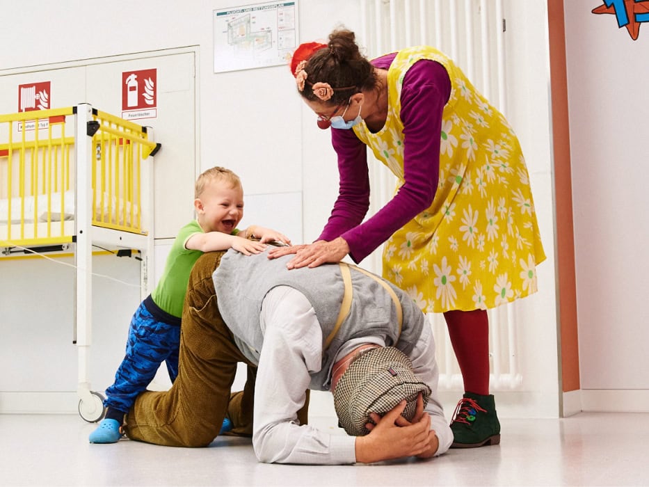 Kinder lernen bei Erste-Hilfe-Training, wie man bei Notfällen hilft.