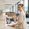 Frau bei Gebäudereinigung in modernem Büro mit Reinigungsgeräten.