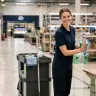 Frau bei Gebäudereinigung mit Reinigungsgeräten in Gewerbeimmobilie.