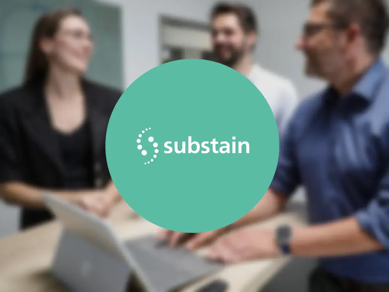 Geschäftsleute bei einem Meeting mit Substain Logo im Vordergrund.