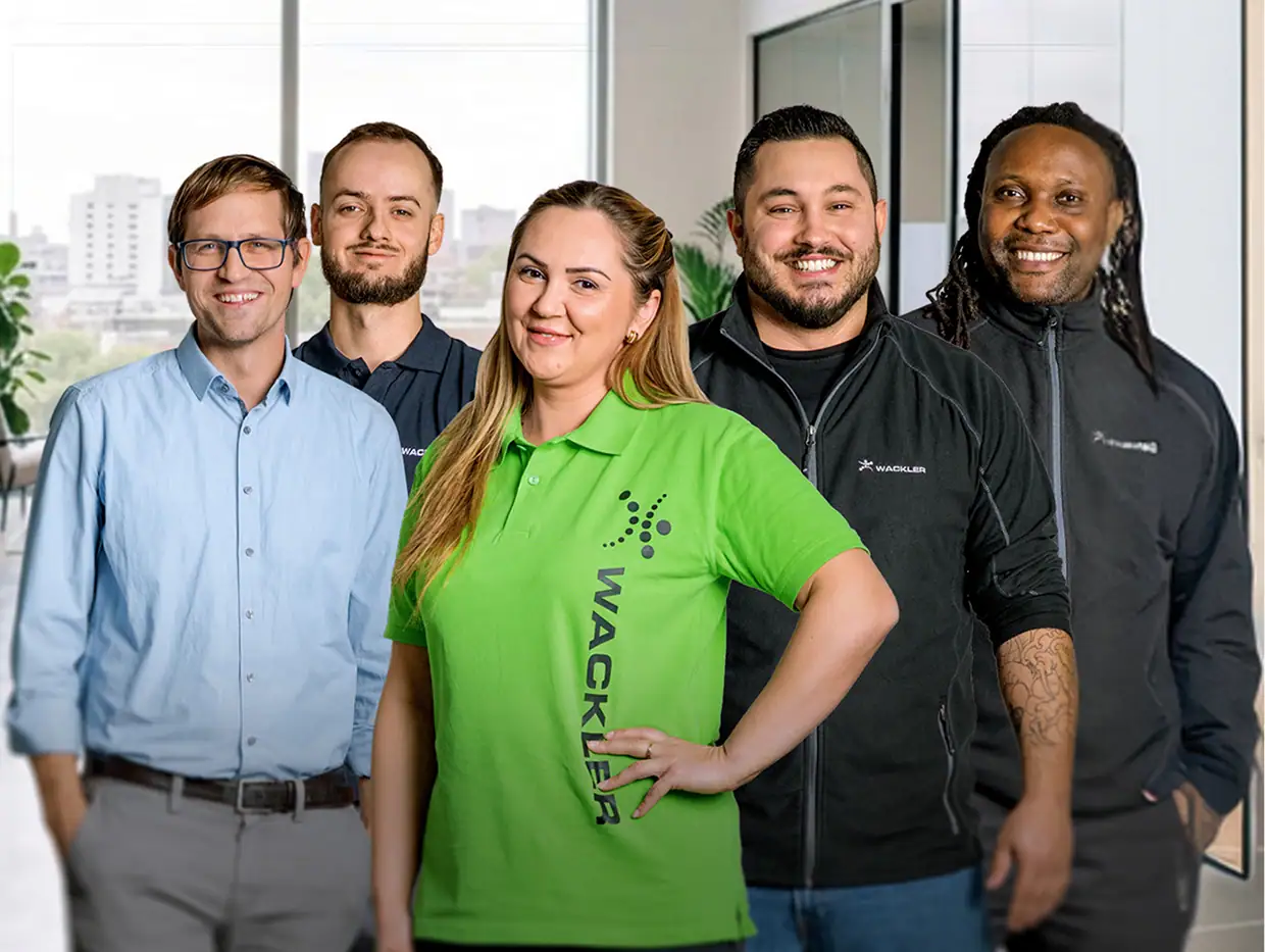 Teamfoto der Wackler Service Group Mitarbeiter in Büro.