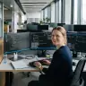 Mitarbeiter der Wackler Service Group bei der Gebäudereinigung mit Reinigungsrobotern.