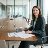 Frau bei Gebäudereinigung im modernen Bürogebäude.