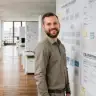 Professioneller Gebäudereiniger bei der Arbeit in einem modernen Büro.
