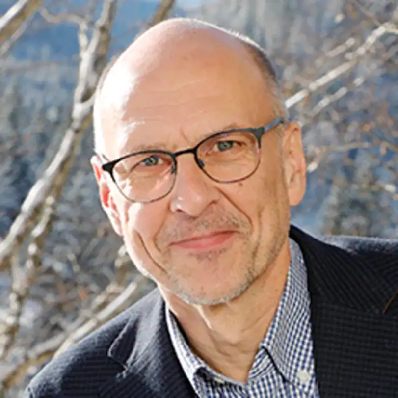 Jens Riemann trägt Brille und lächelt im Freien.