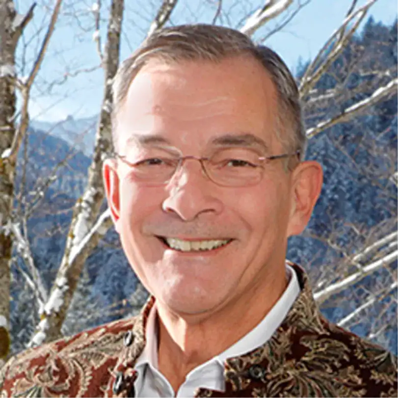 Jens Riemann vor winterlicher Landschaft mit Bäumen.