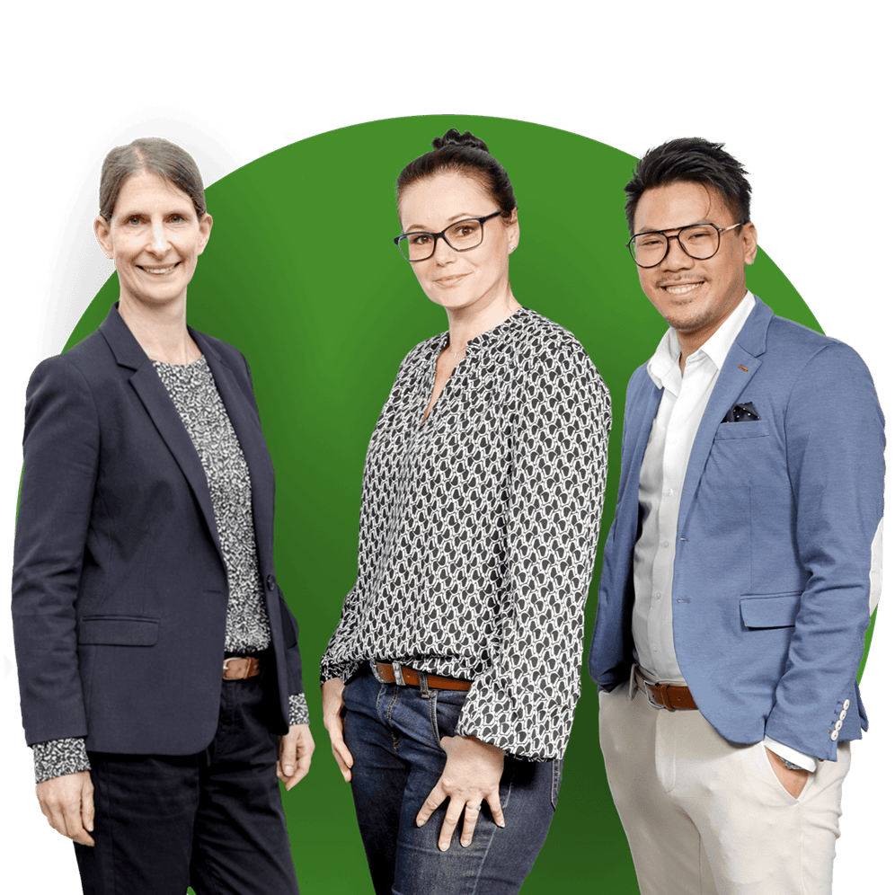 Drei Geschäftsleute vor grünem Hintergrund, professionell gekleidet.