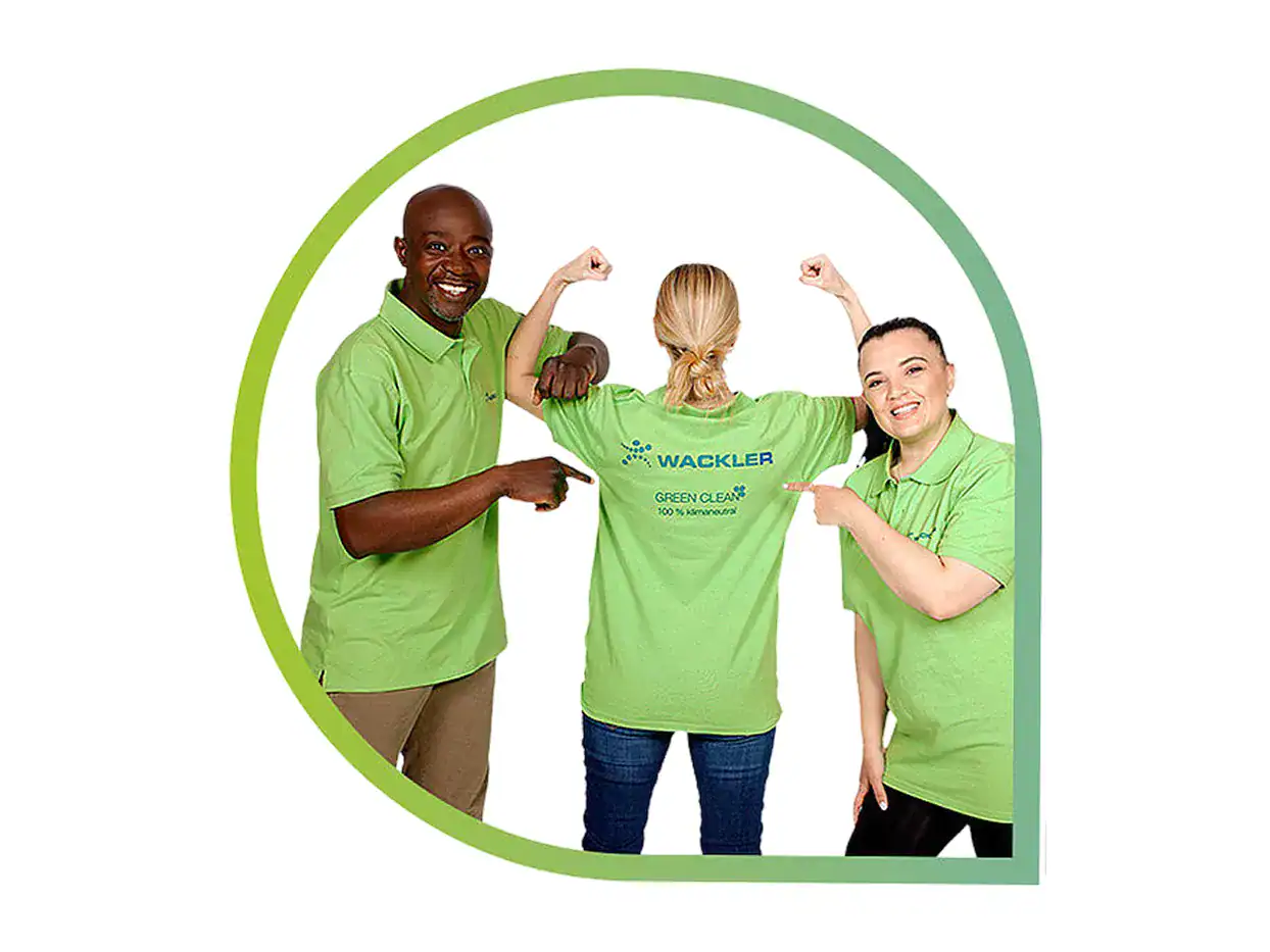 Drei Mitarbeiter der Wackler Service Group in grünen Uniformen.