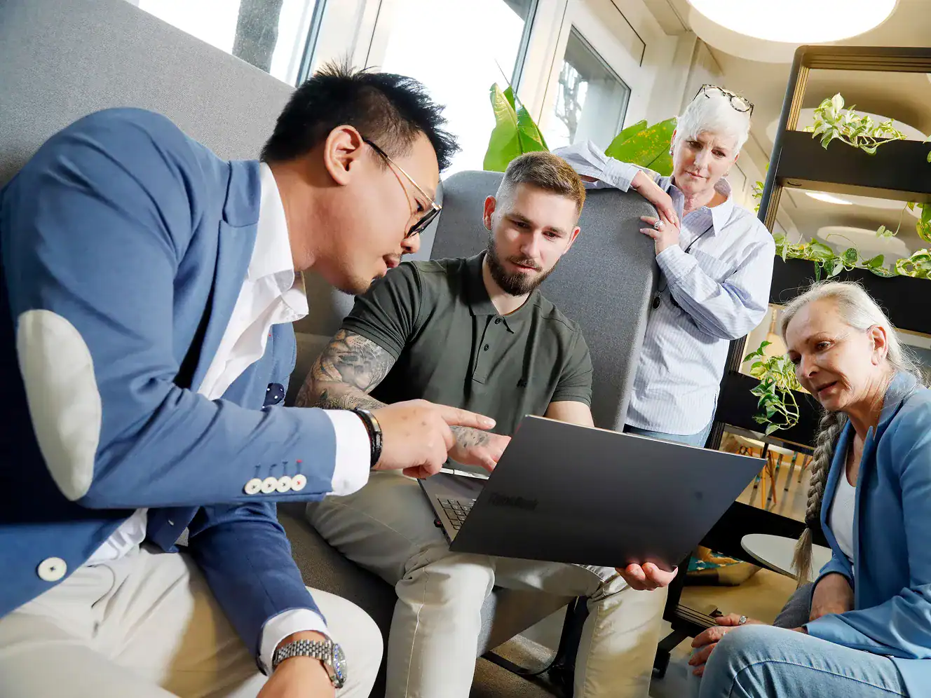 Mitarbeiter bei Wackler Service Group besprechen Gebäudereinigung.