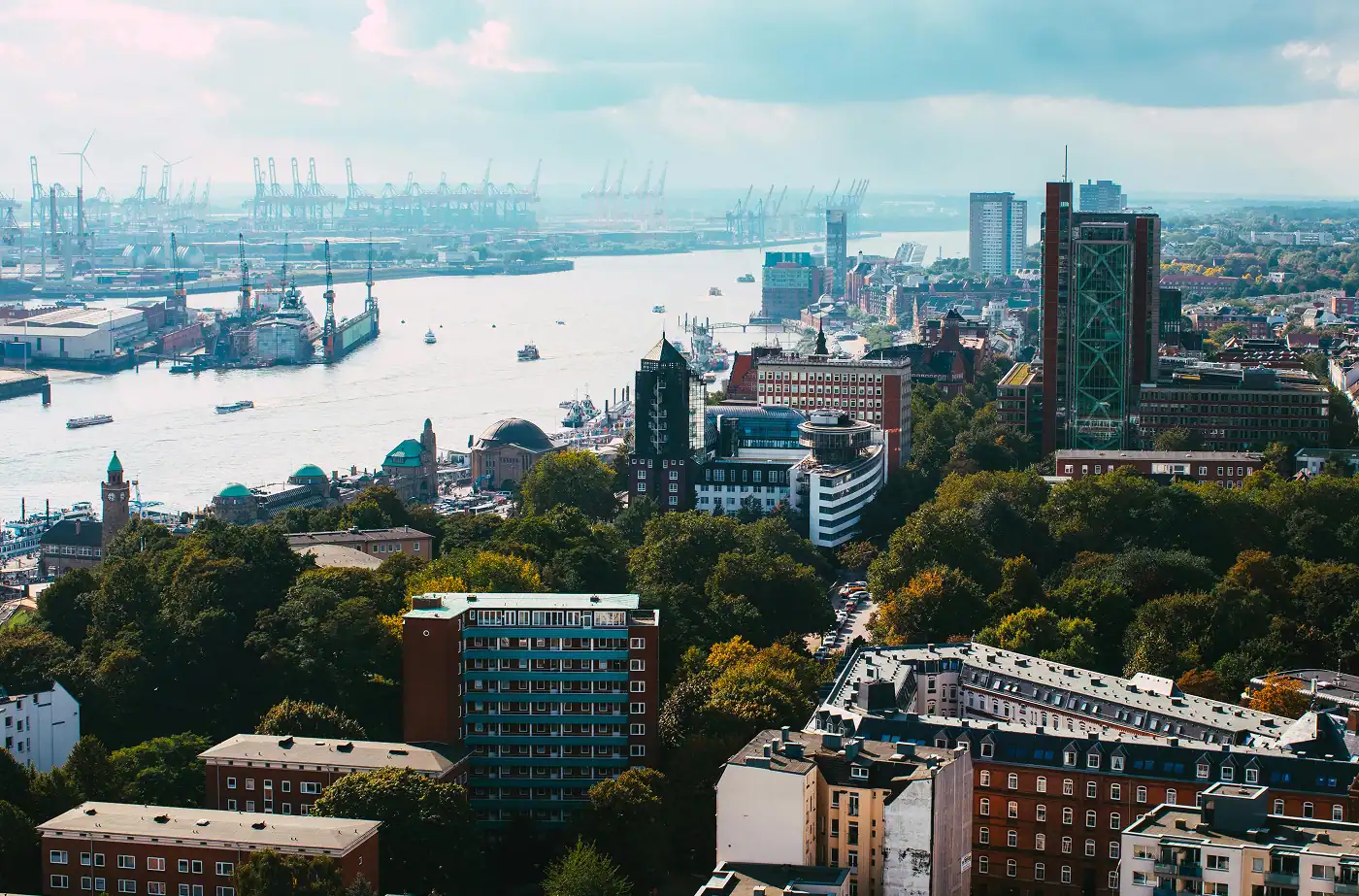 Stadtbild von Hamburg mit Hafen und Elbe im Hintergrund.