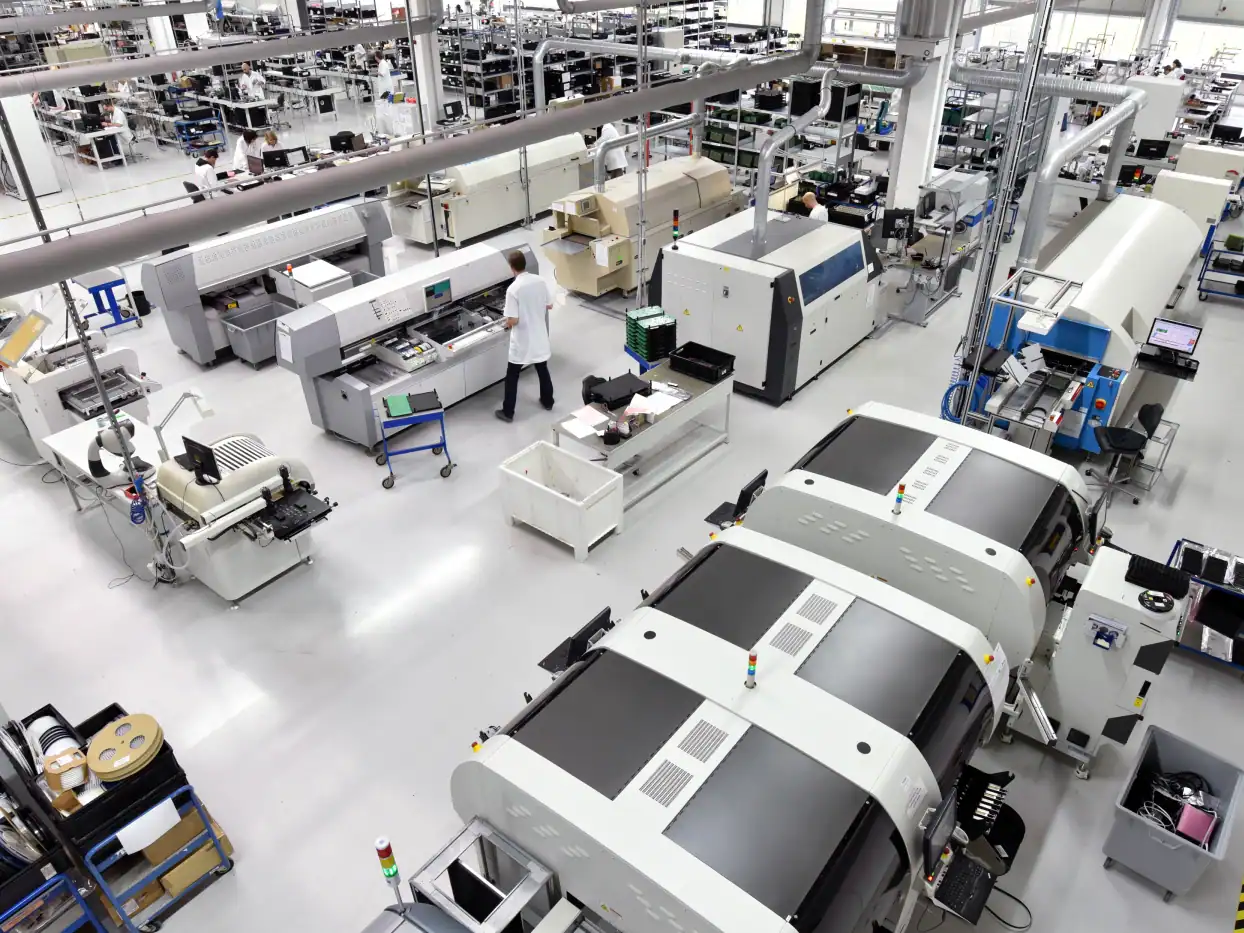 Automatisierte Fertigung in einer hochmodernen Industrieanlage.