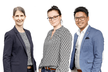 Drei Fachkräfte in Businesskleidung für Gebäudereinigung und Facility Management.
