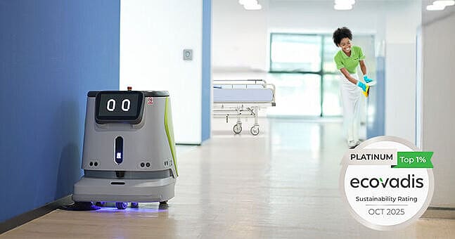 Reinigungsroboter in einem Krankenhausflur bei der Arbeit.