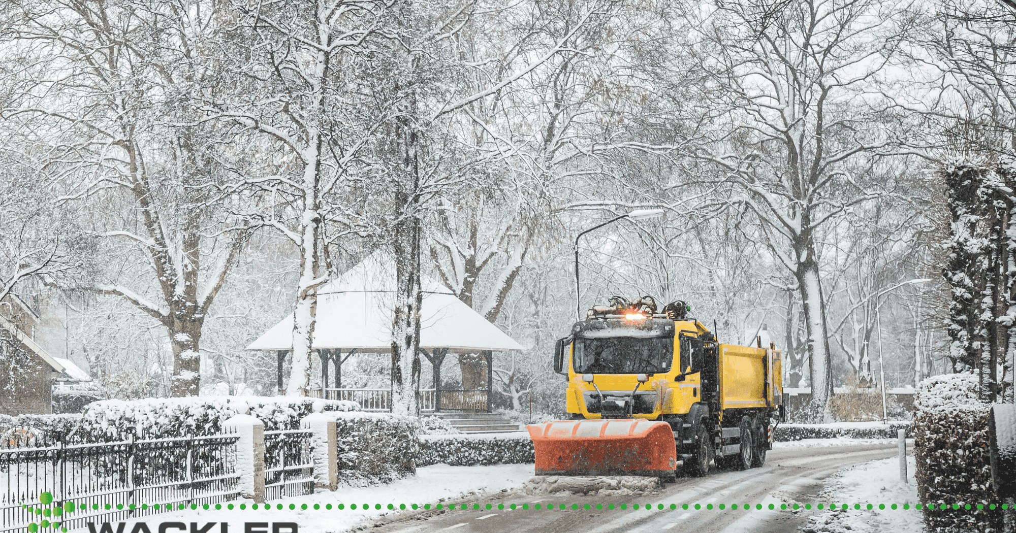 Straßenreinigung im Winter mit Schneepflug und Streugut.