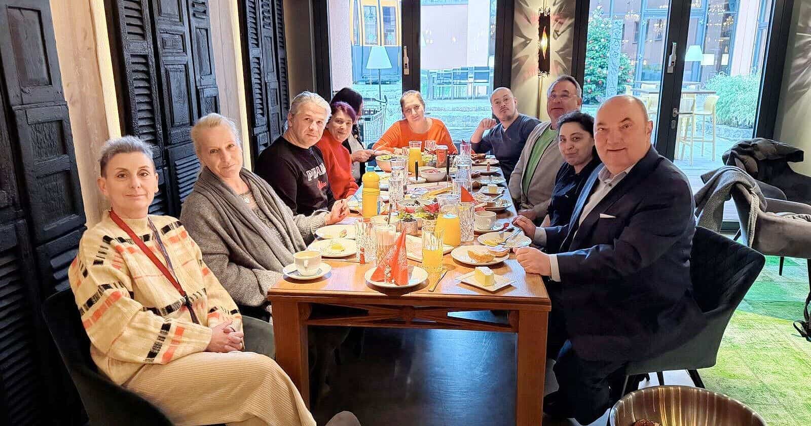 Mitarbeiter der Gebäudereinigung beim Weihnachtsfrühstück.