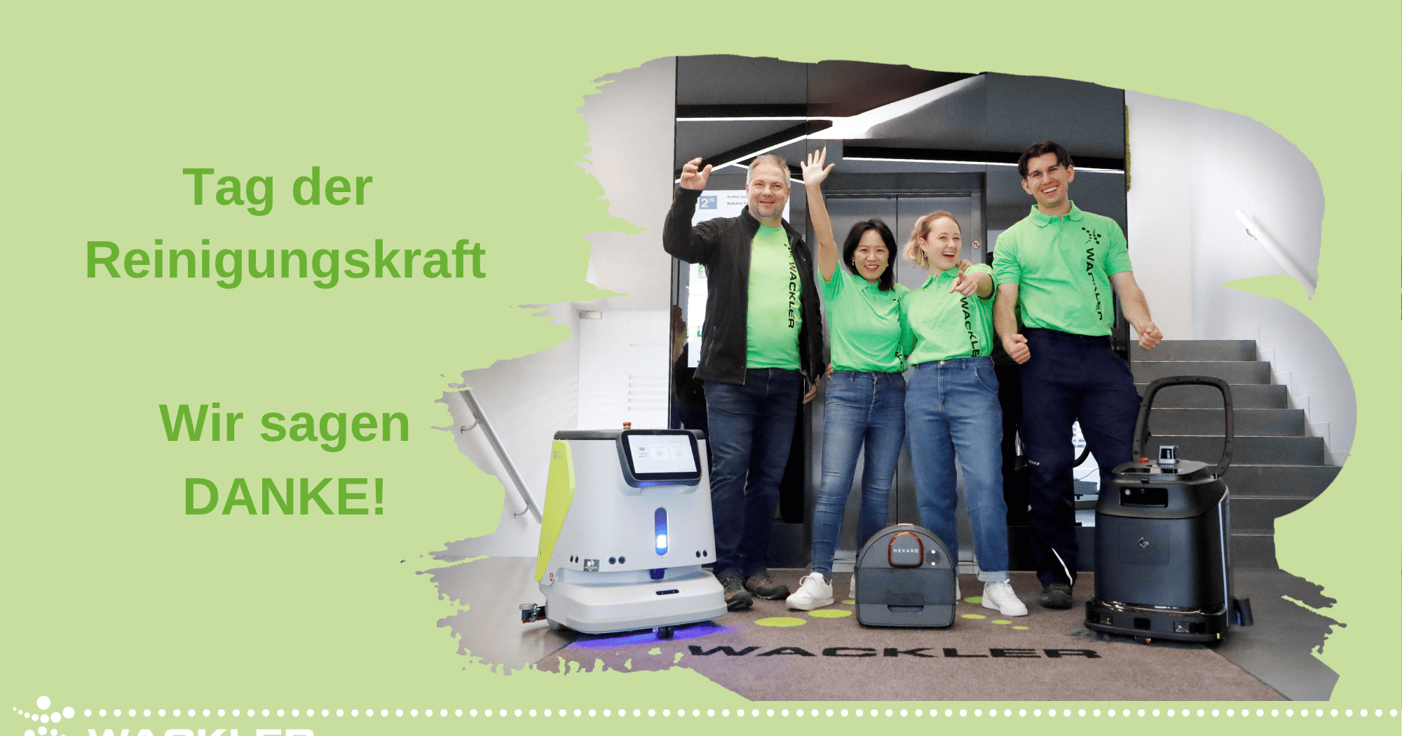 Reinigungskräfte präsentieren moderne Reinigungsgeräte bei Wackler.