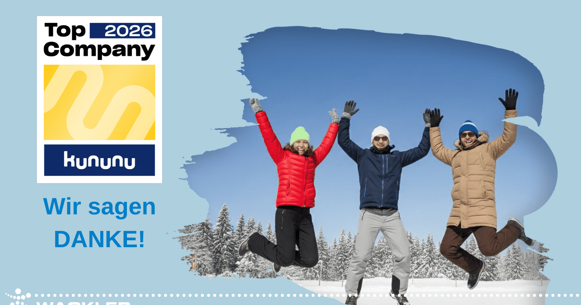 Drei fröhliche Menschen springen im Schnee mit Winterkleidung.