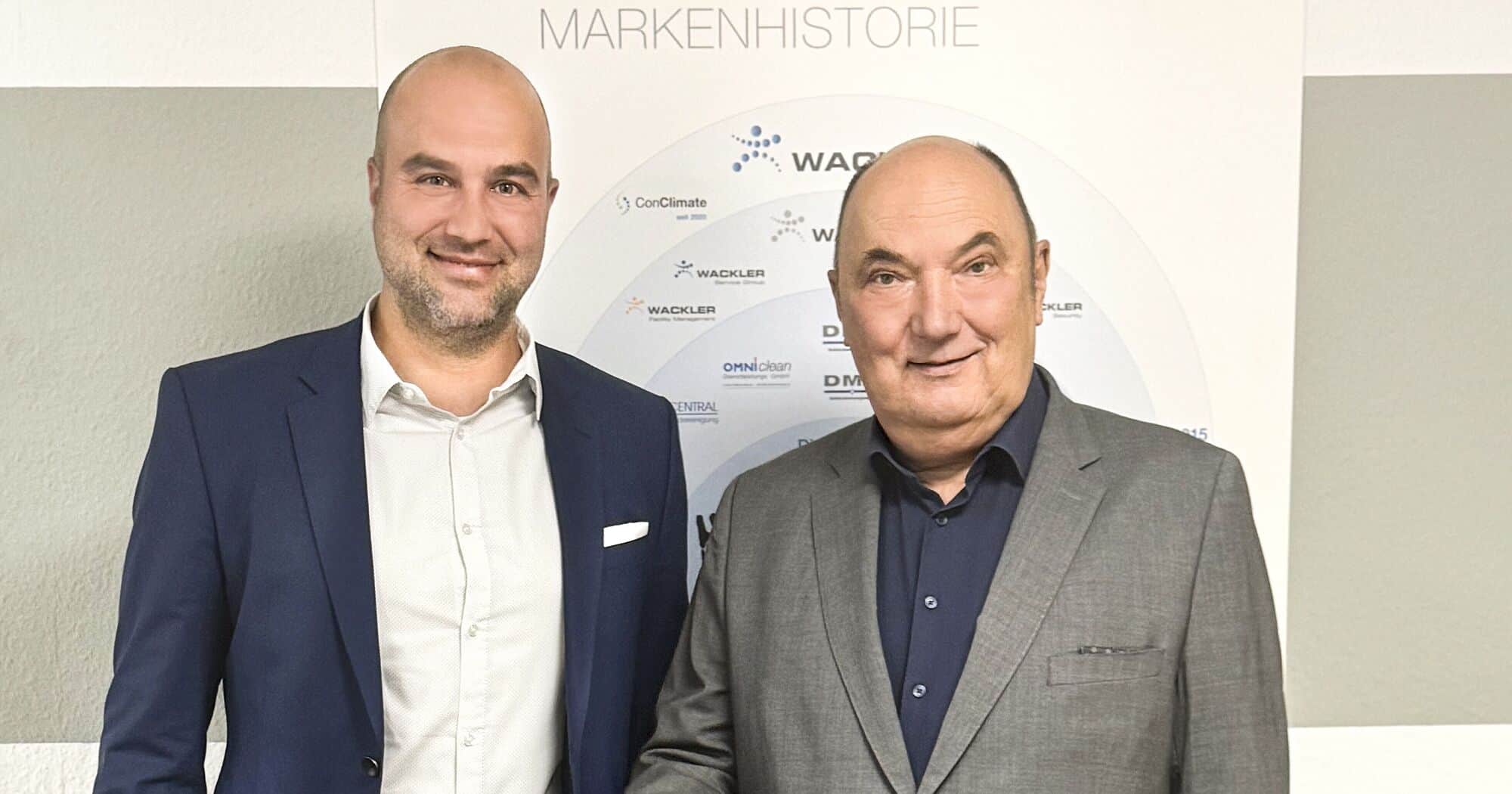 Zwei Männer in Businesskleidung bei Wackler Service Group.