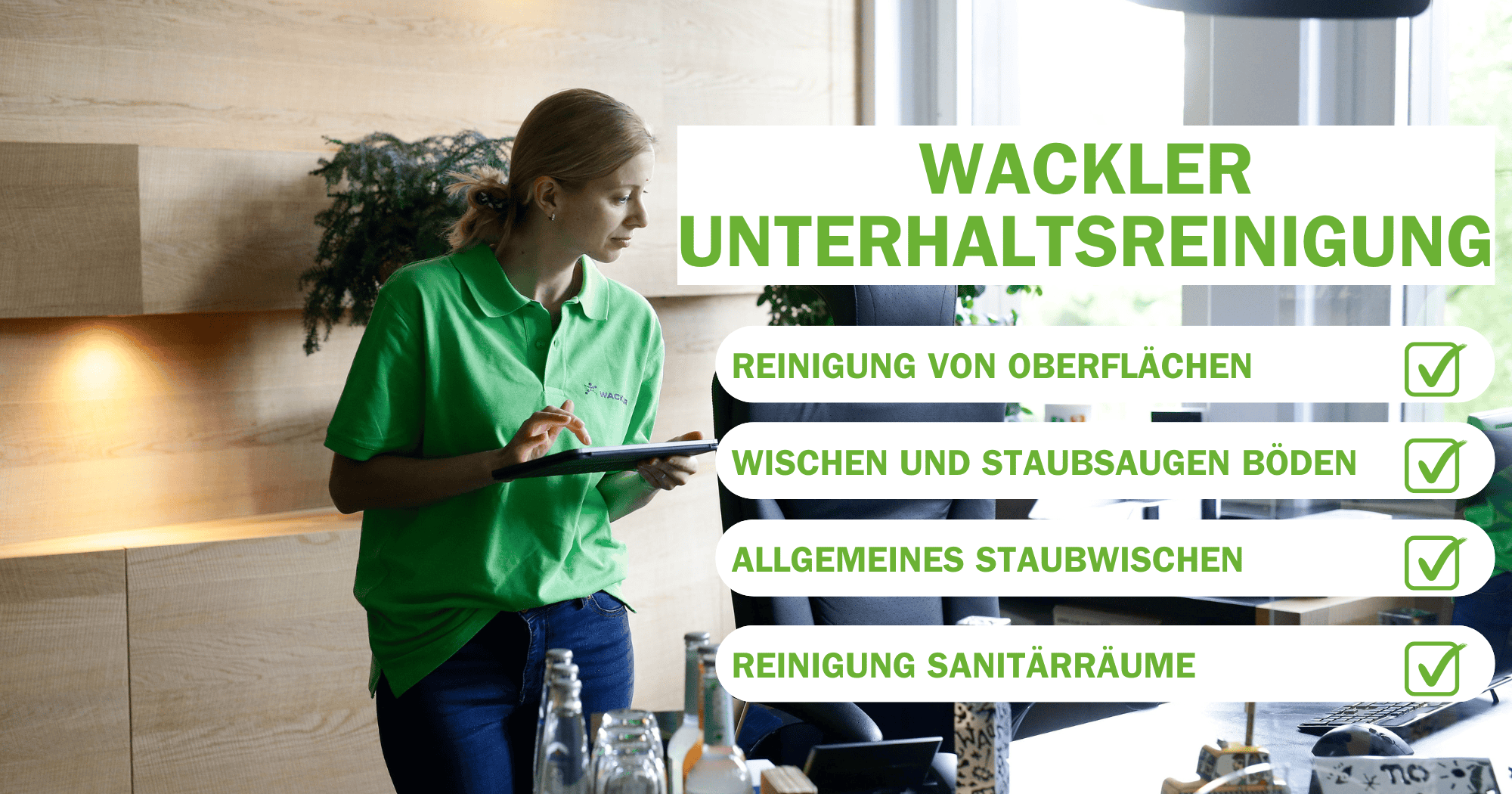 Mitarbeiterin bei Gebäudereinigung mit Reinigungsplan.
