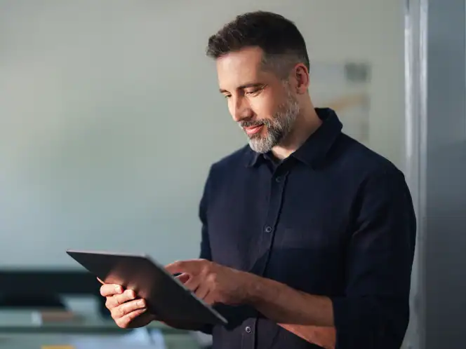Geschäftsmann nutzt Tablet für Facility Management und Gebäudereinigung.