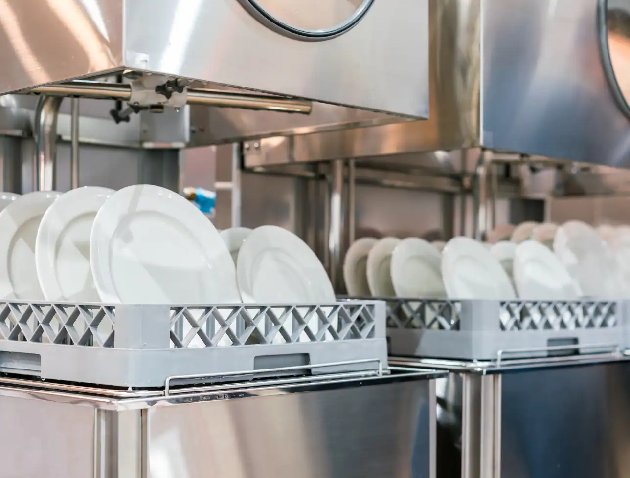 Geschirr in einer professionellen Spülmaschine in der Gastronomie.