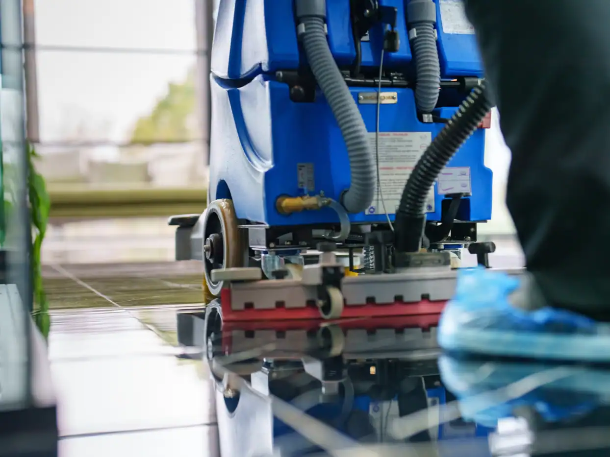 Reinigungsroboter bei der professionellen Gebäudereinigung im Einsatz.