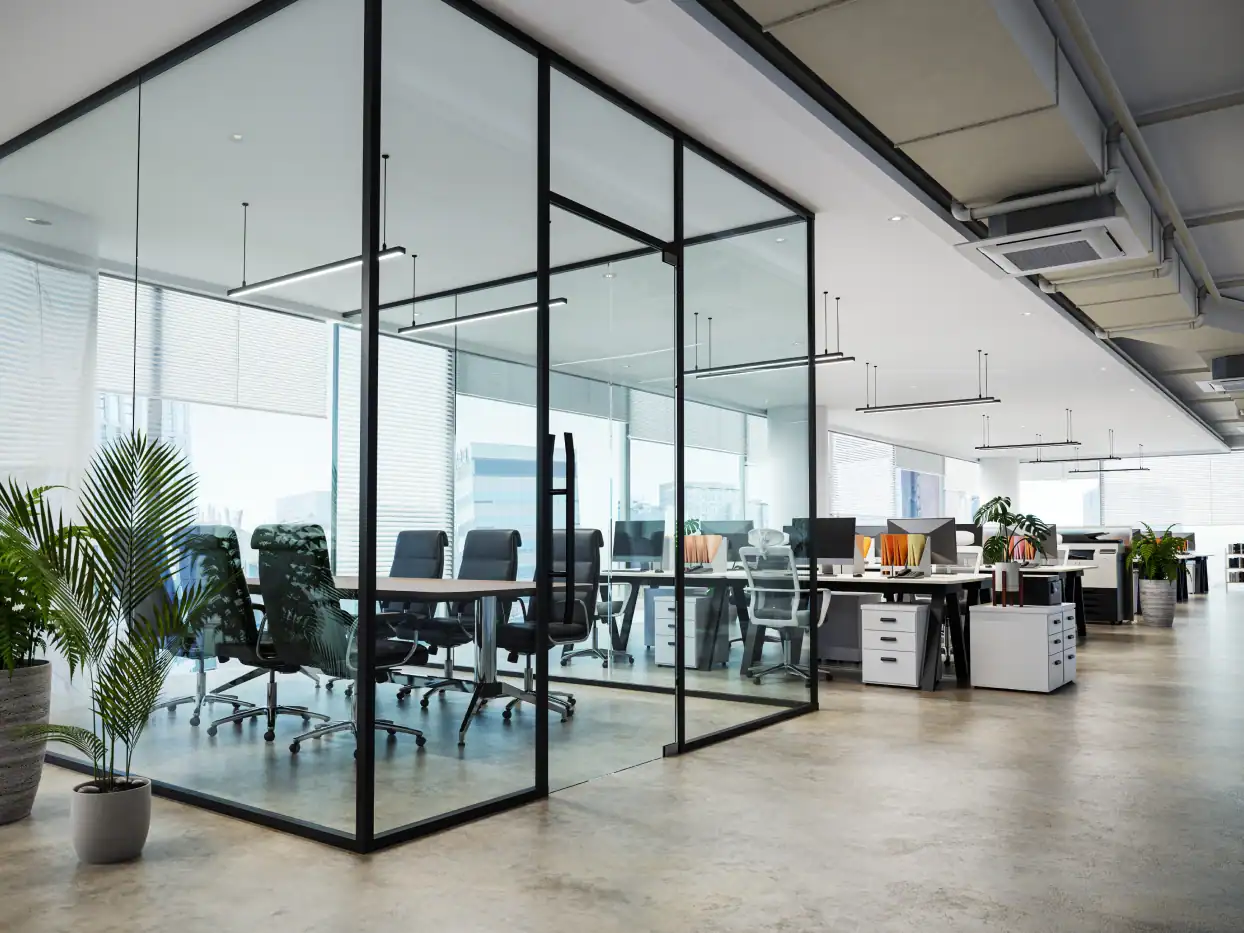 Helles, sauberes Büro mit Glaswänden und Konferenztisch.